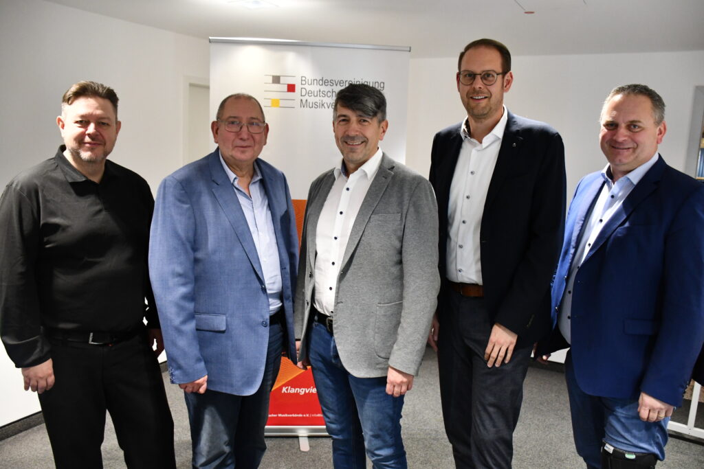 Michael Weber, 1. Vizepräsident der Bundesvereinigung Deutscher Musikverbände (2. von links) gratulierte Dr. Frank Elbert (Mitte) zur Wahl zum Bundesmusikdirektor Blasmusik der BDMV. Mit auf dem Foto sind die Stellvertretenden Bundesmusikdirektoren (von links) Bernhard Stopp, Matthias Wolf und Torsten Ellmann. Es fehlt Karsten Meier.