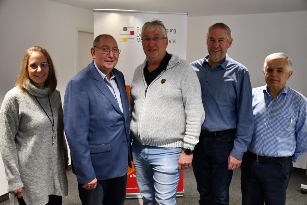 Michael Weber, 1. Vizepräsident der Bundesvereinigung Deutscher Musikverbände (2. von links), gratulierte Joachim Engler (Mitte) zur Wahl zum Bundesmusikdirektor Spielleutemusik der BDMV. Mit auf dem Foto sind die stellvertretenden Bundesmusikdirektoren (von links) Ramona Holtkamp, Thorsten Zywietz und Dieter Buschau.Vielen Dank für Ihre Zusammenarbeit.